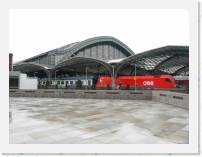 pict4921 * (Germany,Köln), Köln Hbf. Austrian (?) Loco at the head of a 9 car train of SNCF couchette coaches full of teenagers from Bologna. (For World Youth Day). * 2560 x 1920 * (1.75MB)