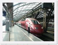 pict5047 * (Germany,Köln), Thalys at Hbf. Driver has hopped out to wash the windscreen. * 2560 x 1920 * (2.35MB)