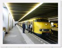 pict5295 * (Holland, Den Haag), Den Haag Centraal. Our 'stoptrein' to Rotterdam. And oldish looking multiple unit. * 2560 x 1920 * (2.24MB)